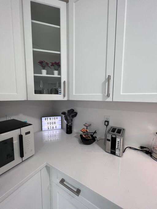 Brand New 4 Bedroom Villa By Hamilton Airport! Екстериор снимка