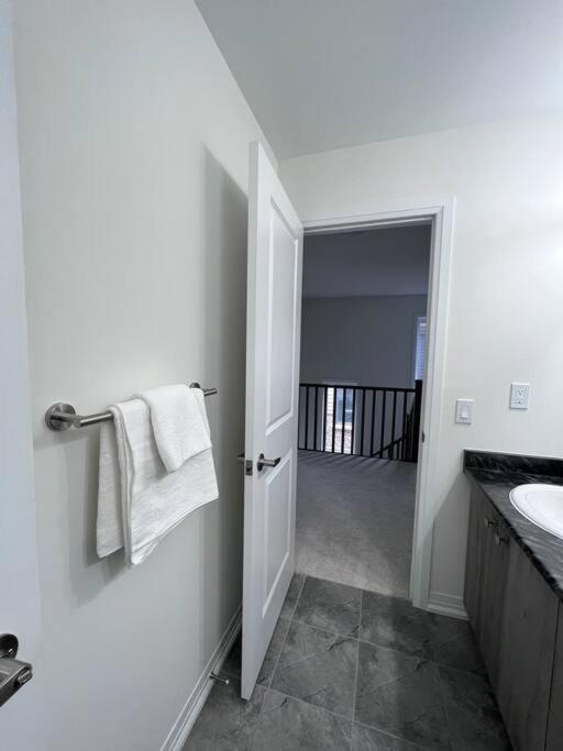Brand New 4 Bedroom Villa By Hamilton Airport! Екстериор снимка