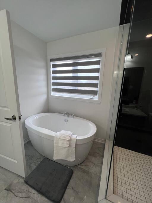 Brand New 4 Bedroom Villa By Hamilton Airport! Екстериор снимка