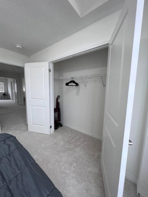 Brand New 4 Bedroom Villa By Hamilton Airport! Екстериор снимка