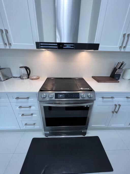 Brand New 4 Bedroom Villa By Hamilton Airport! Екстериор снимка