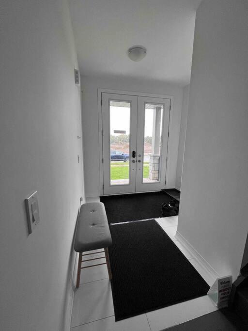 Brand New 4 Bedroom Villa By Hamilton Airport! Екстериор снимка