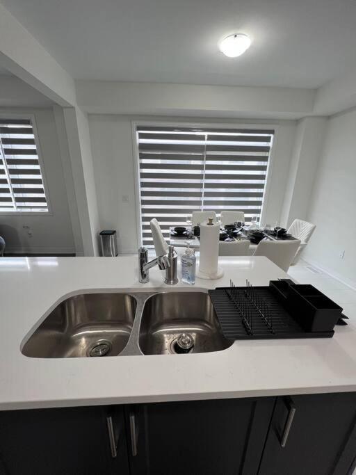 Brand New 4 Bedroom Villa By Hamilton Airport! Екстериор снимка