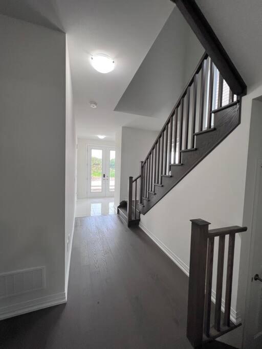 Brand New 4 Bedroom Villa By Hamilton Airport! Екстериор снимка