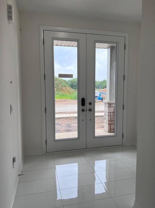Brand New 4 Bedroom Villa By Hamilton Airport! Екстериор снимка