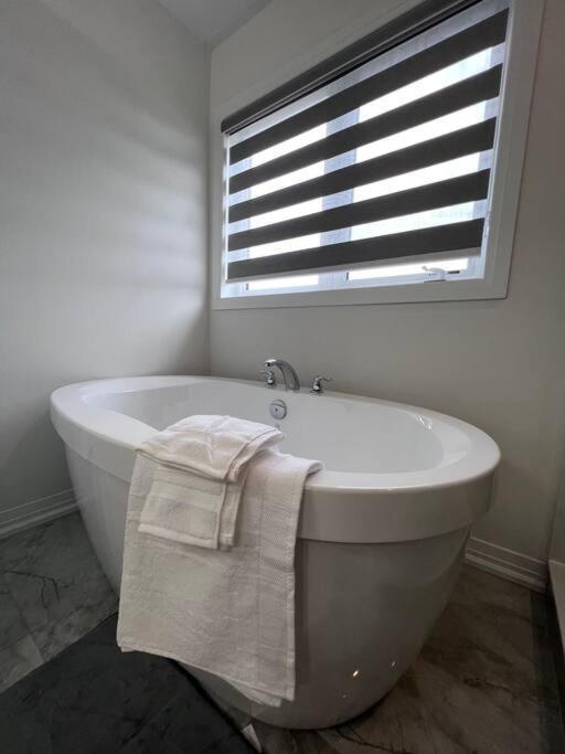 Brand New 4 Bedroom Villa By Hamilton Airport! Екстериор снимка